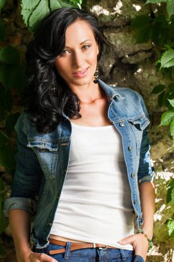 Parktaki güzel beyaz kadın.