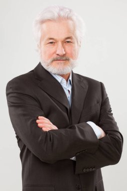 Beyaz arka plan üzerinde izole sakallı yakışıklı yaşlı adam