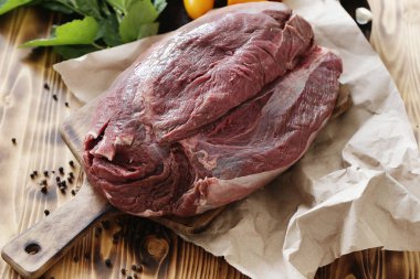 Yemek pişirme, hazırlık. Masada çiğ et var.