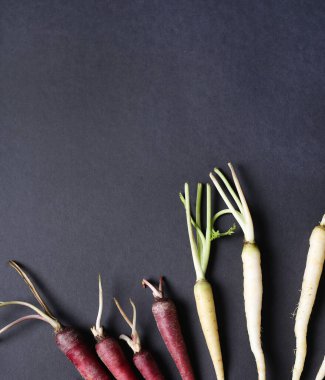 Masada renkli havuçlar var.