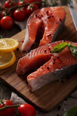 Masada çiğ somon var.