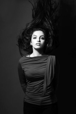 uzun saçlı esmer genç ve güzel bir portresi