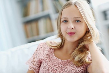 pembe elbiseli genç kız