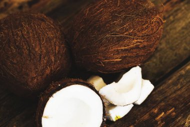 Tahta bir masada hindistan cevizi