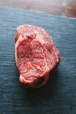 Yemek pişirme, et hazırlama. Masada çiğ biftek var.