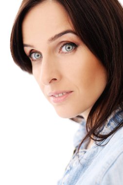 Beyaz bir arka plan üzerinde poz güzel bir esmer kot ceketli portresi