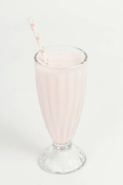 Beyaz arka planda nefis bir milkshake.