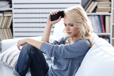 Evde sarı saçlı güzel bir kadın var.