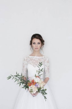 Gelinlik içinde güzel gelin