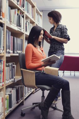 Eğitim, eğitim. Kütüphanedeki Kadınlar