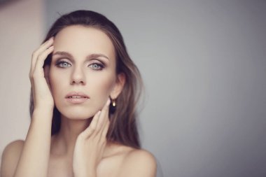 Güzel yüzlü muhteşem bir kadın.