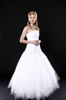 siyah arka plan üzerine genç ve güzel gelini