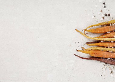 Yiyecek, sebze. Masada pişmiş havuç.