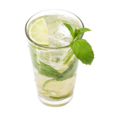 Beyaz arka planda mojito kokteyli.