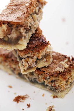 Beyaz arka planda dilim dilim kesilmiş lezzetli pasta.