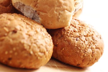 Farklı tohumlarla taze çörekleri kapatıyoruz.