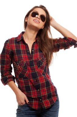 Kare gömlekli ve güneş gözlüklü çekici bir kadın.