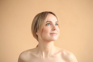 Güzellik ve spa. Yumuşak deri kadınla