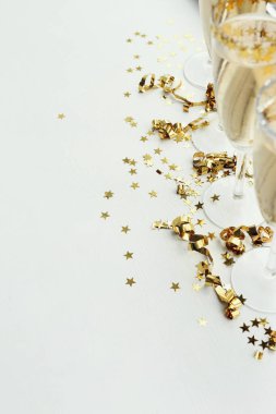 Masada bir kadeh şampanya.