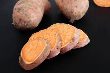 Siyah arka planda tatlı patates