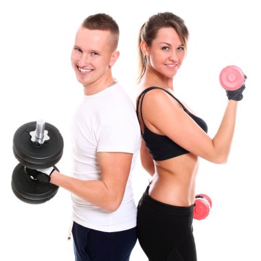 Beyaz arka planda poz veren neşeli ve sportif bir çift.