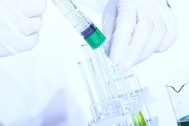 Laboratuvarda bilimsel bir araştırma.