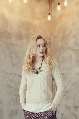 Sarışın, güzel bir kadın.