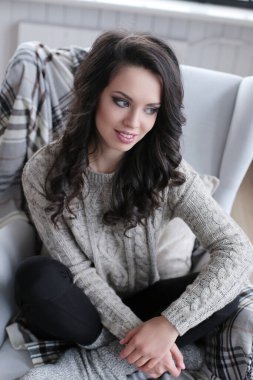 Sandalyede oturan güzel esmer