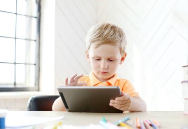 Çocuk, genç. Evdeki tatlı çocuk.