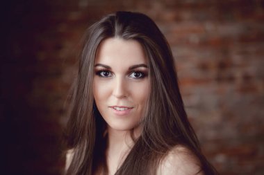 Tuğla duvardaki güzel kadın