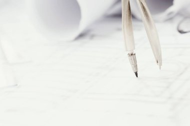 Ofis. Masadaki kırtasiye malzemesi