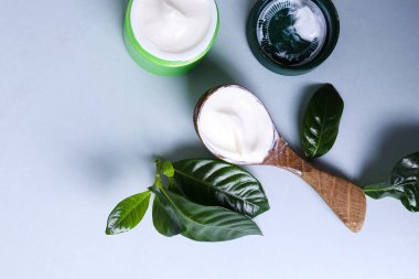 Masada lezzetli yoğurt var.