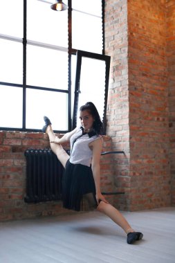 Dans stüdyosundaki esnek kadın.