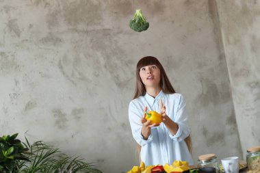 Yemek pişirmek. Kız mutfakta yemek pişiriyor.