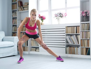 Antrenman yapıyorum. Evde kadın egzersizi.