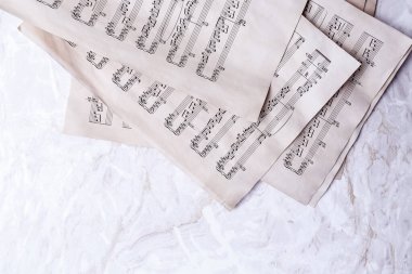 Gazete. Notlu eski çarşaflar