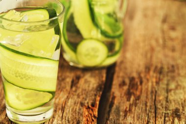 Ahşap masada ferahlatıcı içecek.