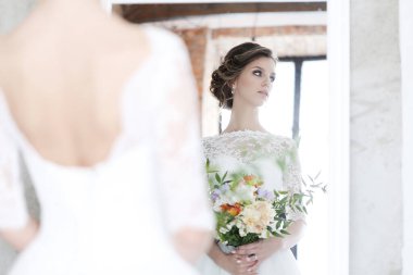 Gelinlik içinde güzel gelin