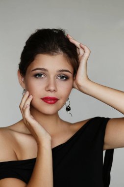 Gece elbisesi ve kırmızı rujlu güzel kız.