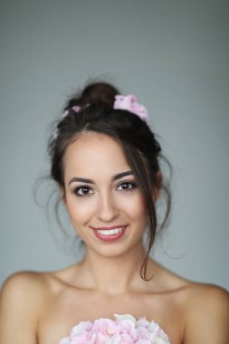 Güzel vücutlu güzel bir kadın.