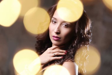 Kıvırcık saçlı güzel bir kadın.