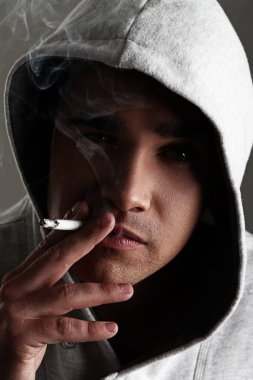 hood Sigara İçilmeyen genç ve yakışıklı adam