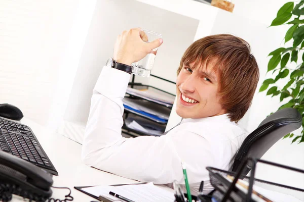 Joven Hombre Negocios Con Vaso Agua Oficina — Foto de Stock