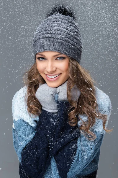 Menina Bonito Está Feliz Ver Flocos Neve — Fotografia de Stock