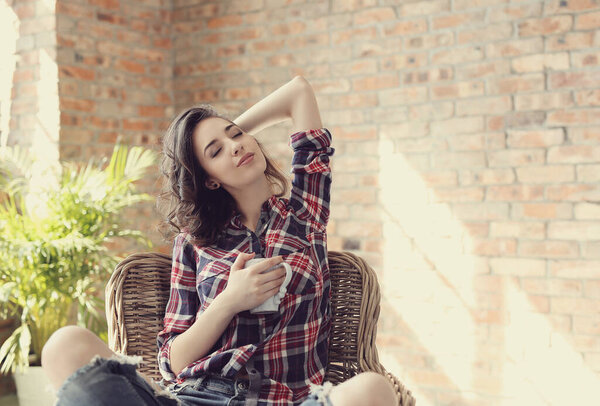 Милая женщина дома в течение дня