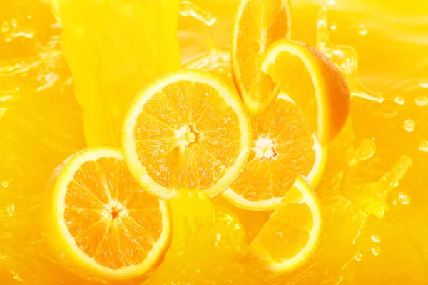 Свіжі Апельсини Падають Сік Величезними Бризками — стокове фото