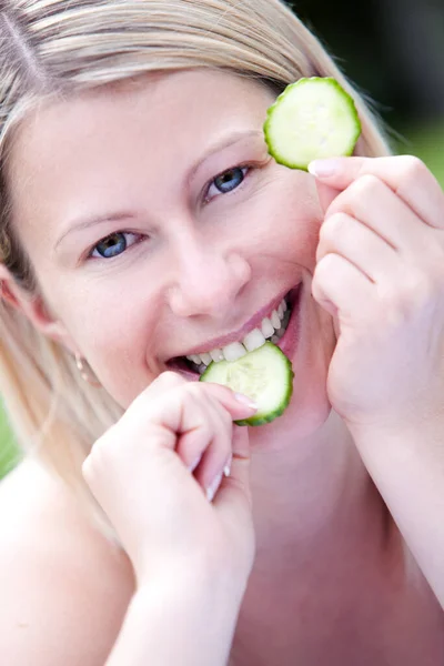 黄瓜片的幸福女人的肖像 — 图库照片