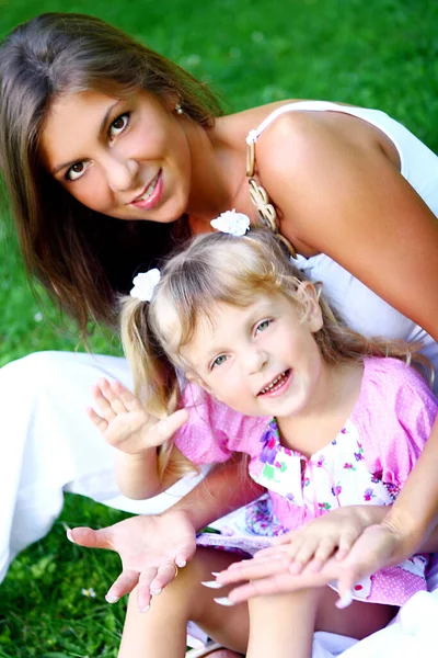 Little Girl Playing Her Mother Park — Stock Photo, Image