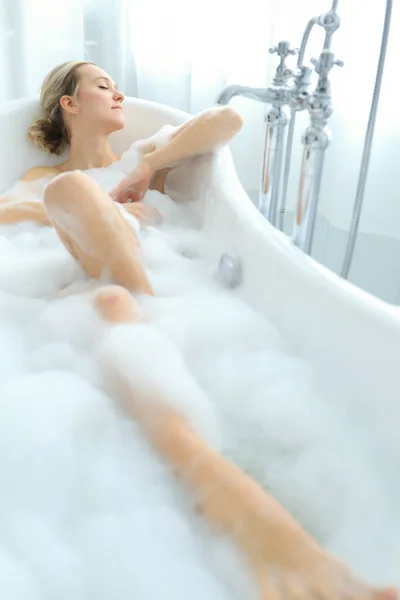 Badezimmer Blonde Frau Einer Badewanne — Stockfoto