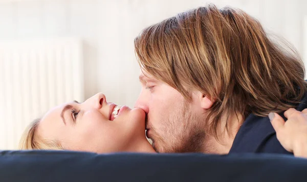 Amor Relacionamento Casal Bonito Casa — Fotografia de Stock